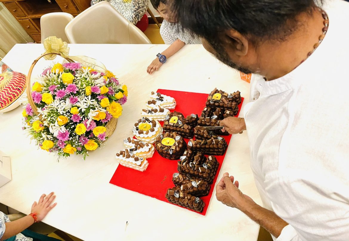 பிறந்தநாள் அன்று தலைவர் என்ன கேக் வெட்டினார் தெரியுமா?